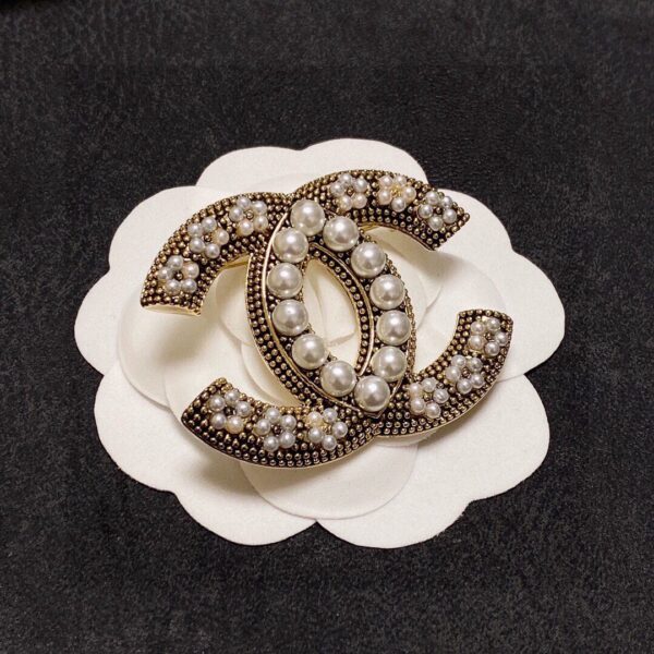 CHANELXiaoxiang New Chanel brooches are available at the counter at the same time.