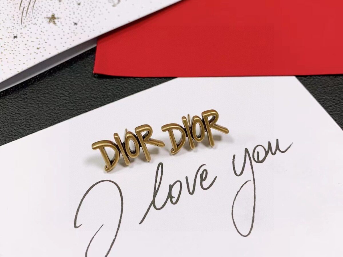 Dior letter earrings, same material, new elegant and elegant earrings, best-selling model