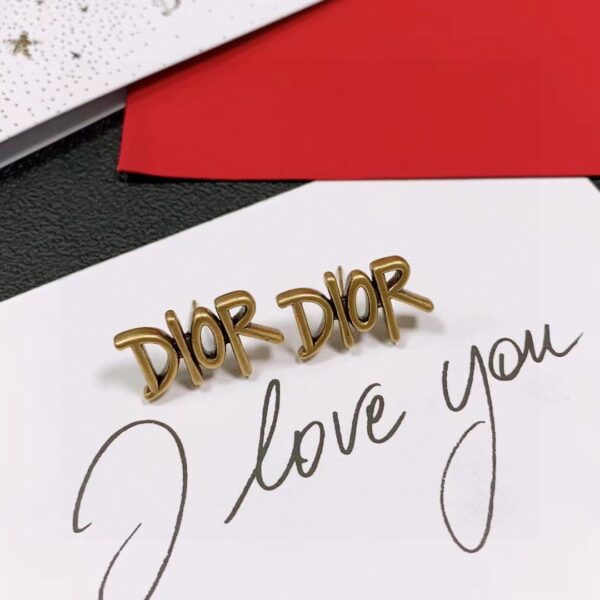 Dior letter earrings, same material, new elegant and elegant earrings, best-selling model