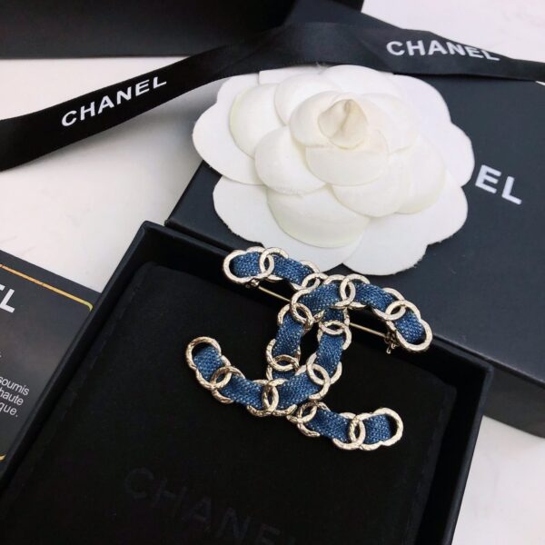 CHANELXiaoxiang New Chanel brooches are available at the counter at the same time.