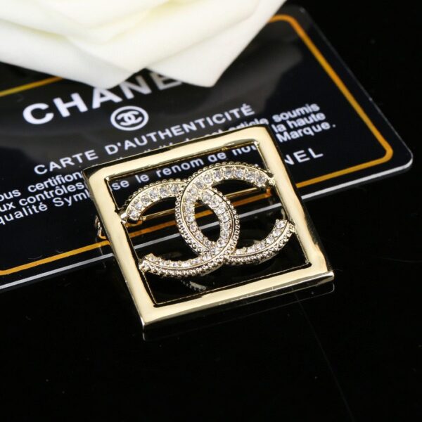 CHANELXiaoxiang New Chanel brooches are available at the counter at the same time.