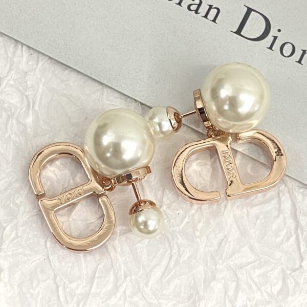 Dior letter earrings, same material, new elegant and elegant earrings, best-selling model
