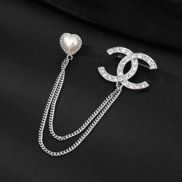 CHANELXiaoxiang New Chanel brooches are available at the counter at the same time.