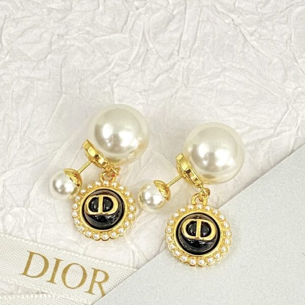 Dior letter earrings, same material, new elegant and elegant earrings, best-selling model