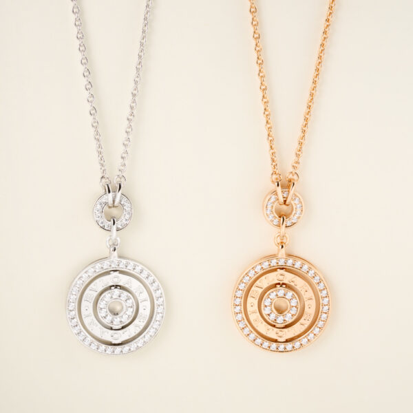 A diamond necklace  BVNT54