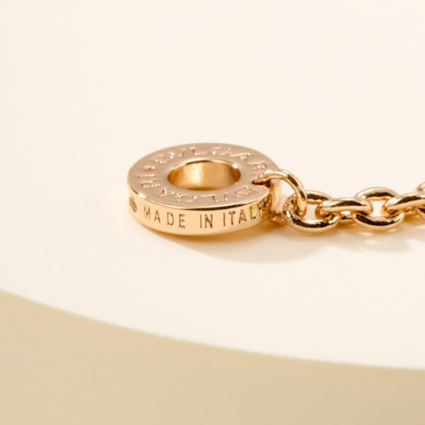 A diamond necklace  BVNT54
