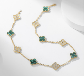 Ten flower-shaped necklace set with malachite gemstones