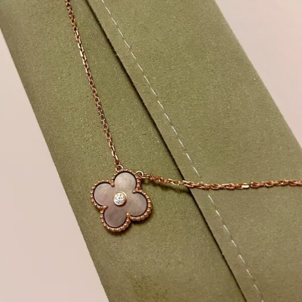 Classic single-stone diamond mother-of-pearl necklace