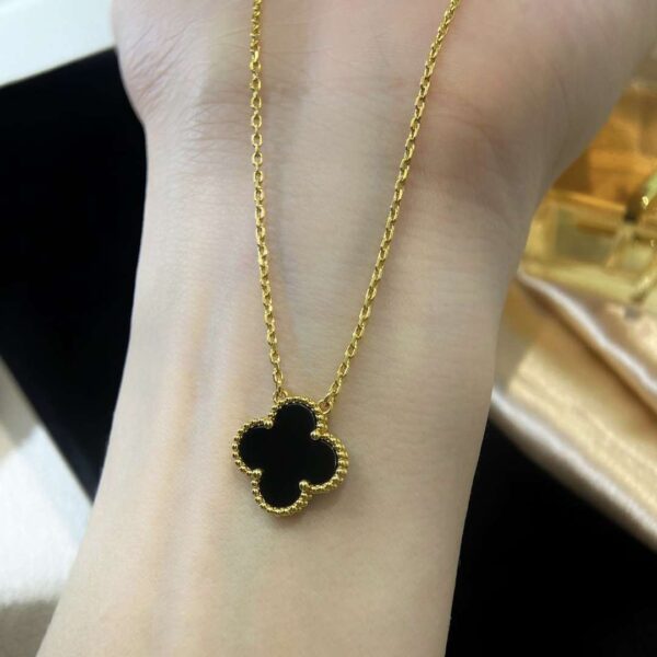 Classic single-stone black agate necklace