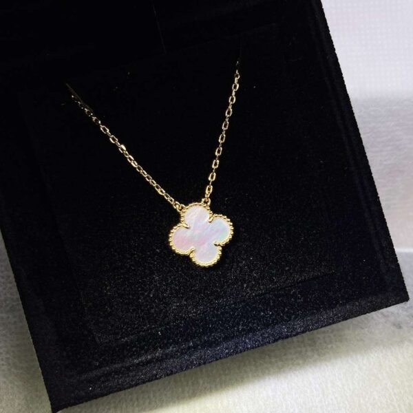 Classic single-flower white mother-of-pearl necklace