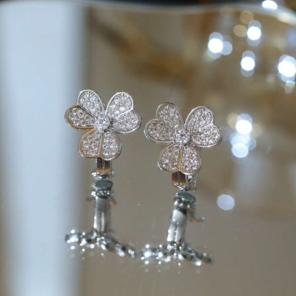 Frivole Three-Leaf Clover Diamond-Set Ear Rings Model