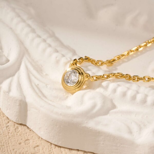 A 10-point-sized diamond necklace