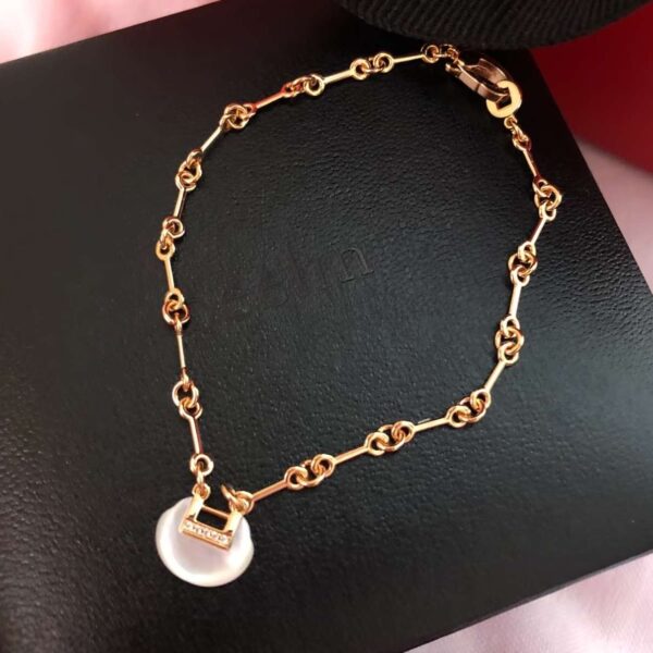 A single chain bracelet
