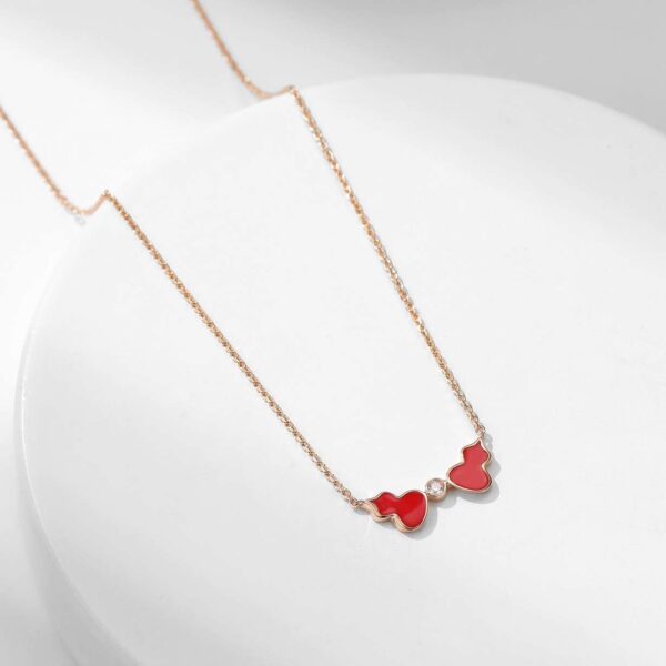 Double gourd necklace with diamond